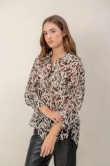 Camisa de seda natural con estampado animal print, de corte holgado, cuello camisero y mangas largas.