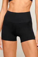 Short deportivo negro de cintura alta, confeccionado en poliamida y elastano, con costura frontal.