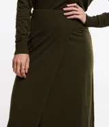 Pollera midi gris de punto, con detalle delantero cruzado.