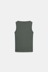 Camiseta blanca ajustada de poliamida con tirantes anchos y escote redondo.