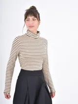 Polera de manga larga en color tostado, confeccionada en tejido suave con cuello alto tipo tortuga.