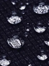 Buzo azul marino de hombre con cierre de cremallera corto en el cuello y logo de la marca en el ruedo.