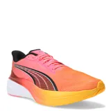 Championes de running Puma Darter Pro, color negro con detalles en blanco. Presentan una parte superior de malla transpirable, entresuela con tecnología Profoam para mayor amortiguación y suela de goma duradera para tracción.