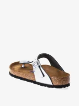 Sandalias Birkenstock modelo Gizeh, color plateado metálico, con tira de cuero natural ajustable con hebilla metálica. Plantilla anatómica de corcho y látex cubierta de ante. Suela de EVA.