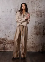 Pantalón de vestir de tiro alto con rayas verticales en tonos beige y marrón. Incluye cinturón de la misma tela.