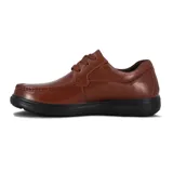 Zapato acordonado de cuero color marrón con suela negra.