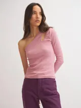 Top rosado de lycra con mezcla de algodón, asimétrico, con un hombro descubierto, manga larga y cut out en el hombro.
