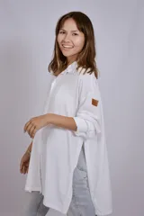 Camisa oversize de corte holgado, color verde militar, con mangas largas y cuello clásico.