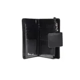 Billetera tipo fichero de tela color negro, con cierre principal, solapa con broche y correa de muñeca extraíble. Presenta un aplique circular con el logo de la marca en el frente.