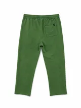 Pantalón de estilo urbano en color negro con efecto lavado, corte recto y holgado. Cuenta con cintura elástica con cordón ajustable, bolsillos laterales y un detalle de texto estampado en vertical sobre uno de los bolsillos.