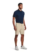 Short de golf color beige, de corte recto, con cierre frontal y bolsillos laterales. Incluye cinturón azul marino.