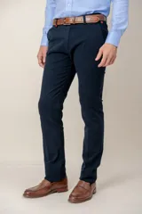 Pantalón de algodón twill con corte slim fit, color beige, de diseño clásico con bolsillos laterales y traseros.