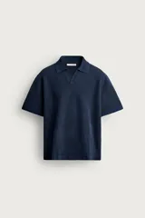 Polo de punto azul marino, de corte regular fit, con cuello solapa, abertura frontal en V y mangas cortas.