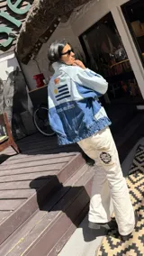 Campera de jean de corte recto y calce relajado, confeccionada en denim 100% algodón. Combina distintos tonos de jean con bordados y detalles exclusivos.