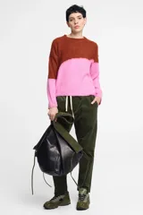 Pantalón de pana verde oliva con cintura elastizada y cordón de algodón. Cuenta con bolsillos laterales, un bolsillo trasero y el patch característico de Polonio.