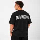 Remera negra de corte oversize confeccionada en 100% algodón, con estampado en la espalda con la frase "ON A MISSION".