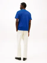 Remera azul de algodón con cuello redondo y logo de Tommy Hilfiger New York City estampado en el pecho.