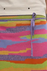 Falda corta cruzada de punto jacquard, con ajuste regulable mediante lazo en la cintura.