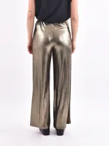 Pantalón de corte recto y tiro alto, confeccionado en tela metalizada color dorado con acabado brillante.