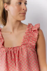 Pijama de algodón estampado, compuesto por una musculosa con escote recto fruncido y breteles con volados, y un short con cintura elástica y terminación con volado en el ruedo.