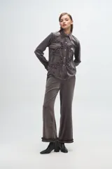 Pantalón de terciopelo rib lurex color gris, de corte recto y holgado, con detalle de volados en el ruedo.