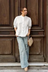 Jean celeste de tiro alto, corte recto y silueta amplia.