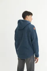 Campera con capucha en sherpa doble faz combinada con nylon de alta calidad. Detalle capitoneado con bolsillos en laterales. Bolsillo en pecho. Cierres engomados.