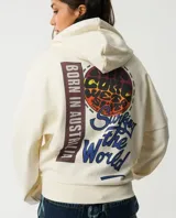 Canguro color marfil con capucha y cierre frontal, con gran estampado multicolor en la espalda que incluye las leyendas 'Born in Australia' y 'Surfing the World'.