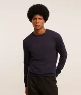 Suéter de punto para hombre de la marca Marfinno, color azul marino, de diseño básico con cuello redondo, mangas largas y terminaciones acanaladas en puños y bajo.