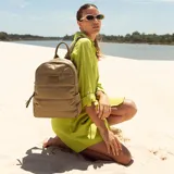 Mochila capitoneada color verde militar, confeccionada en nylon. Tiene apertura superior con cierre y tiradores metálicos, bolsillos internos, bolsillo frontal con cierre metálico, correa corta de mano y correas de galón regulables para colgar en la espalda.