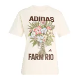 Remera de algodón beige de corte clásico, con mangas cortas y cuello redondo. Presenta un estampado frontal que combina el texto "Adidas" y "Farm Rio" en color marrón con un gran ramo de flores coloridas en el centro.