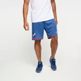 Short de fútbol Umbro del Club Nacional de Football, modelo Away 2. Diseño en color azul con detalles rojos en los bordes inferiores, escudo del club y logo de la marca.