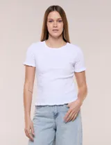 Blusa de calce al cuerpo con textura elastizada fruncida y diseño de rombos, cuello redondo de terminación ondulada, mangas cortas y ruedo con acabado ondulado.