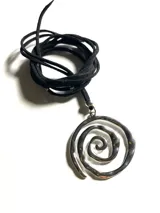 Collar con dije de acero quirúrgico en forma de espiral orgánica y lazo de cuero negro.