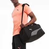 Bolso deportivo Puma modelo Fundamentals S, color negro con detalles en blanco. Cuenta con compartimento principal con cierre, bolsillo lateral con cierre y correa ajustable y extraíble.
