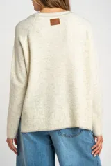 Sweater de tejido de punto color bordó, con cuello redondo, mangas largas y puños acanalados. Presenta un diseño de corte recto y textura suave.