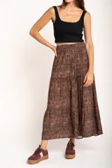 Top negro de viscosa con textura acanalada, corte ajustado y breteles anchos.