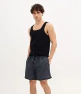 Bermuda de baño masculina confeccionada en microfibra, con estampado geométrico, cintura elástica con cordón ajustable y bolsillo lateral.