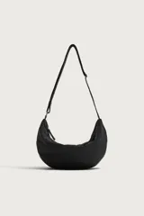 Bolso de hombro de nylon color negro, con diseño curvo y cierre de cremallera en el compartimento principal. Cuenta con asa ajustable para llevar al hombro y bolsillo interior con cierre.