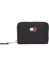 Billetera negra con cierre de cremallera, dos compartimentos principales y logo Tommy Jeans en el frente.