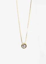 Cadena dorada con dije circular con una zirconia blanca engarzada.