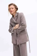 Blazer sastrero oversize color marrón a rayas, con solapas con volados, bolsillos con solapa y cinturón para atar a la cintura.