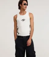 Pantalón masculino de sarga color negro, modelo super baggy con cintura con trabilla, cierre tradicional y bolsillo cargo con cierre de cremallera en el lateral.