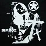Remera negra de algodón con estampa frontal de una figura femenina con texto.
