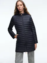 Campera larga acolchada con capucha fija y cierre frontal de cremallera de dos vías. Diseño ligero con relleno sintético aislante, transpirable y resistente al viento y al agua.