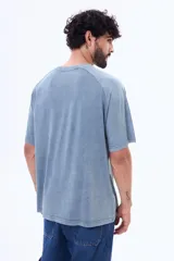 Remera de manga corta y cuello redondo con efecto de lavado gastado, confeccionada en algodón.