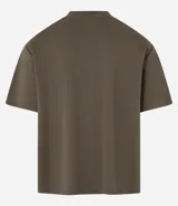 Remera masculina color blanco hueso, modelo boxy, con cuello redondo y mangas cortas. Confeccionada con tecnología Dry para un tacto frío en el interior y algodón en el exterior.
