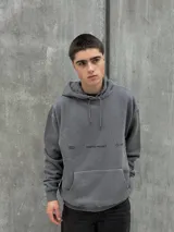 Canguro gris con capucha ajustable con cordones, bolsillo tipo canguro y estampado frontal con la leyenda "CRAFTED PROJECT" y el logo de la marca.