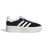 Championes Adidas Gazelle Bold de mujer, color negro con las tres tiras blancas y suela de plataforma triple color hueso.