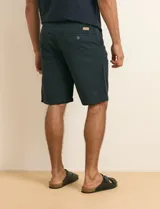 Bermuda Harrington Label de color azul oscuro, confeccionada en tejido de algodón con bolsillos laterales y traseros.